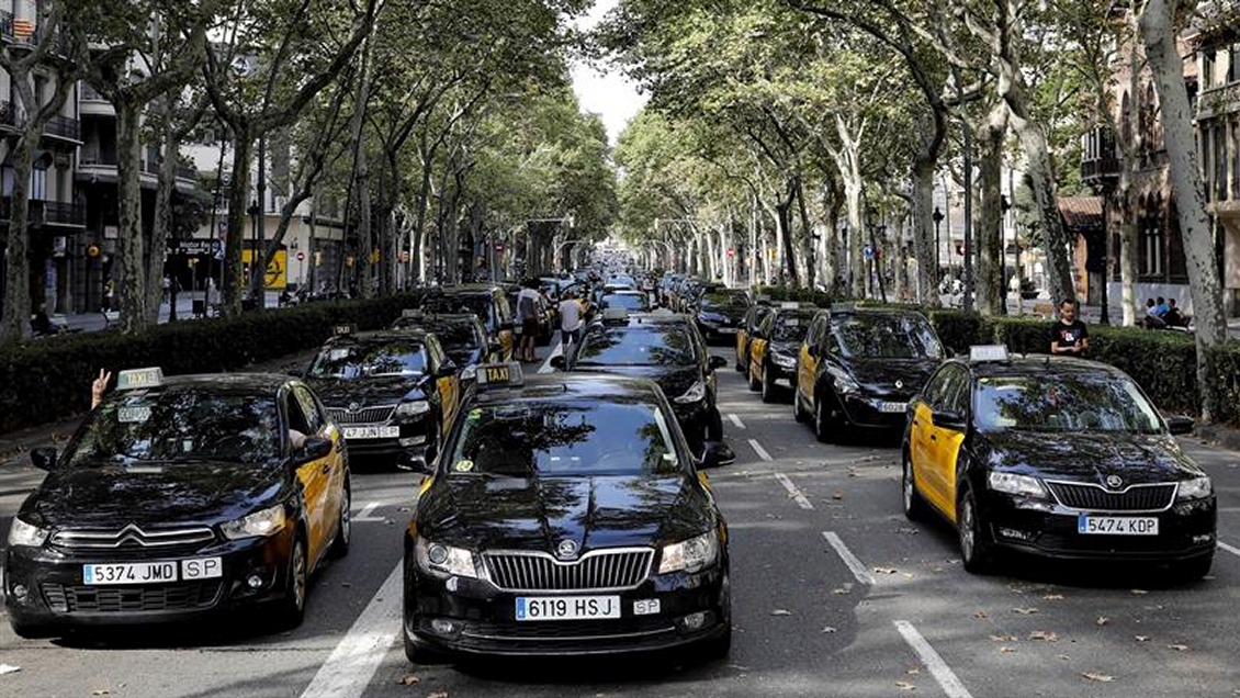 Taxistas españoles continúan con huelga contra Uber y Cabify