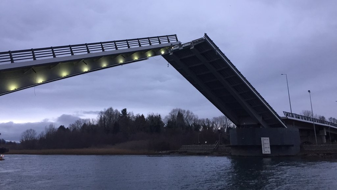 Valdivia: Brazos del puente Cau Cau fueron alzados como prueba para ser habilitado