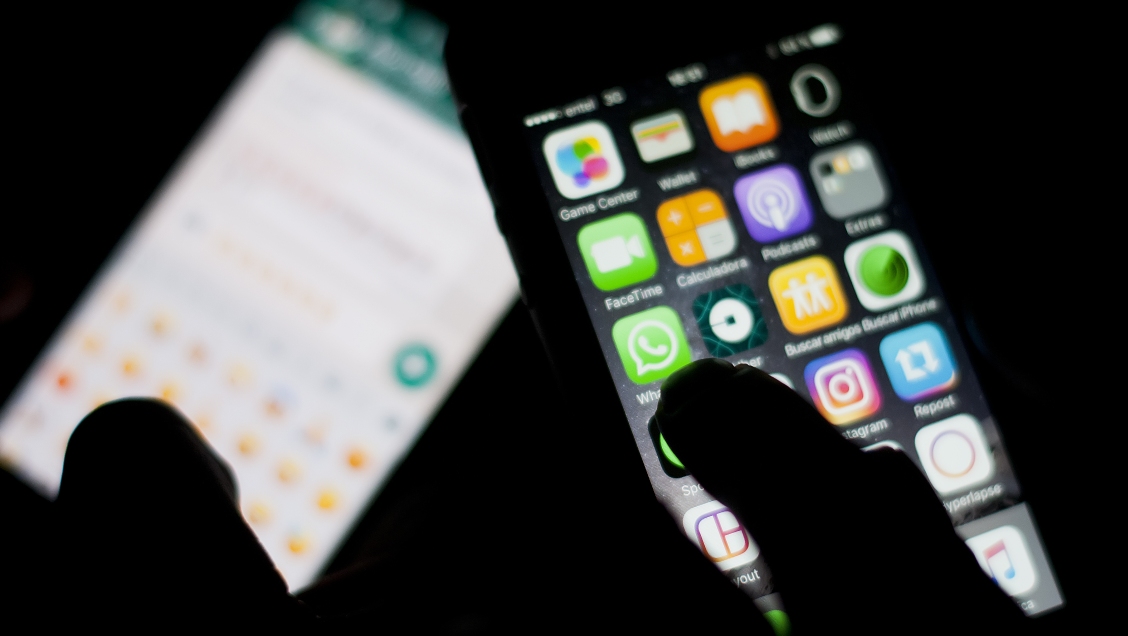 Reino Unido: Parlamento buscará regular información falsa en redes sociales