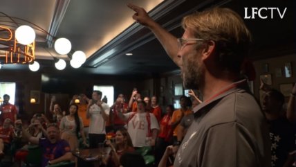 Jürgen Klopp sorprendió cantando en un bar con hinchas de Liverpool