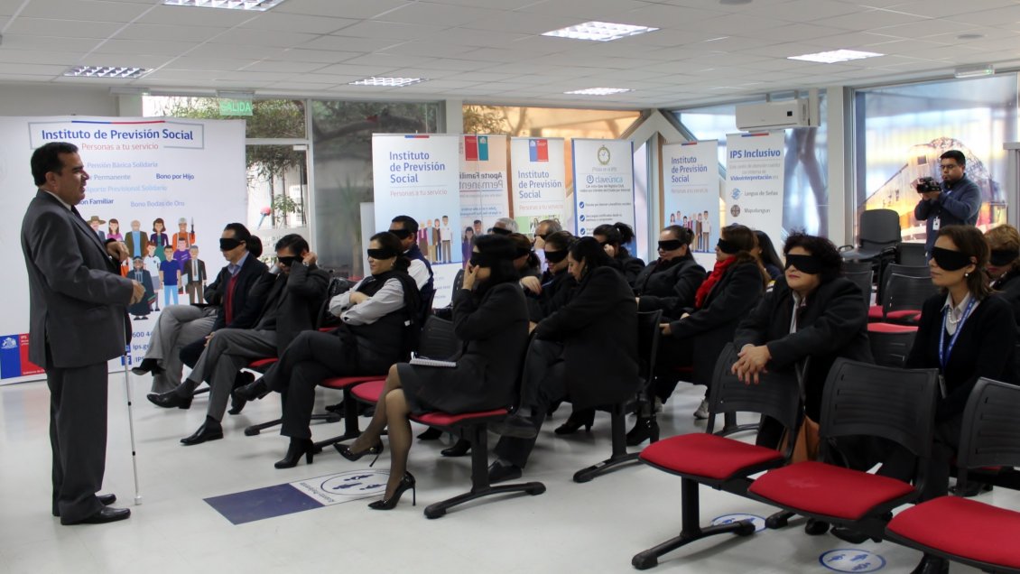 Funcionarios del IPS aprenden como atender a personas ciegas