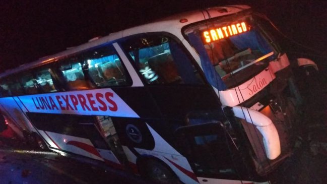 Los Ríos: Grave accidente de bus en ruta que une Coñaripe y Villarrica dejó varios heridos