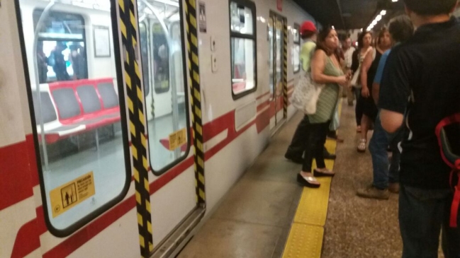 Línea 1 del Metro de Santiago presentó retrasos este martes