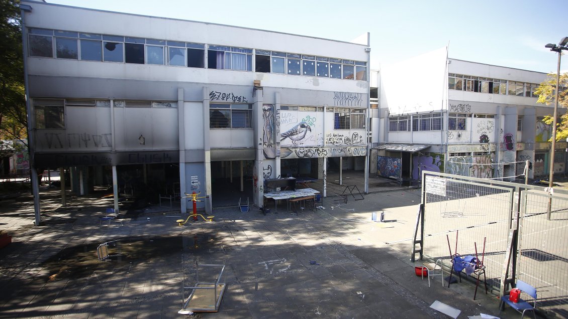 Liceo Amunátegui: Alumnos aún no vuelven a clases