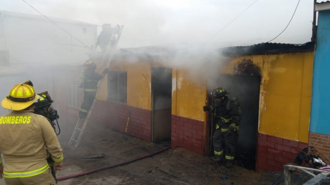 Incendio en Antofagasta dejó cinco damnificados y una vivienda destruída