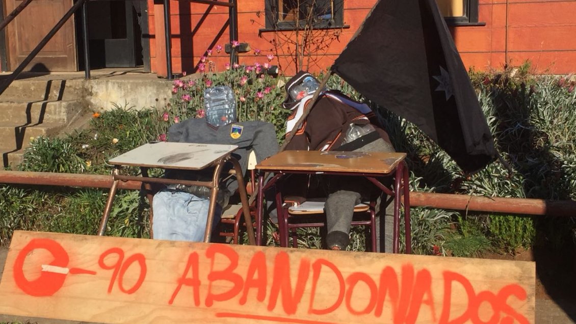 Alumnos se tomaron liceo de Tirúa por incumplimientos y suciedad: Ratón cayó desde el techo