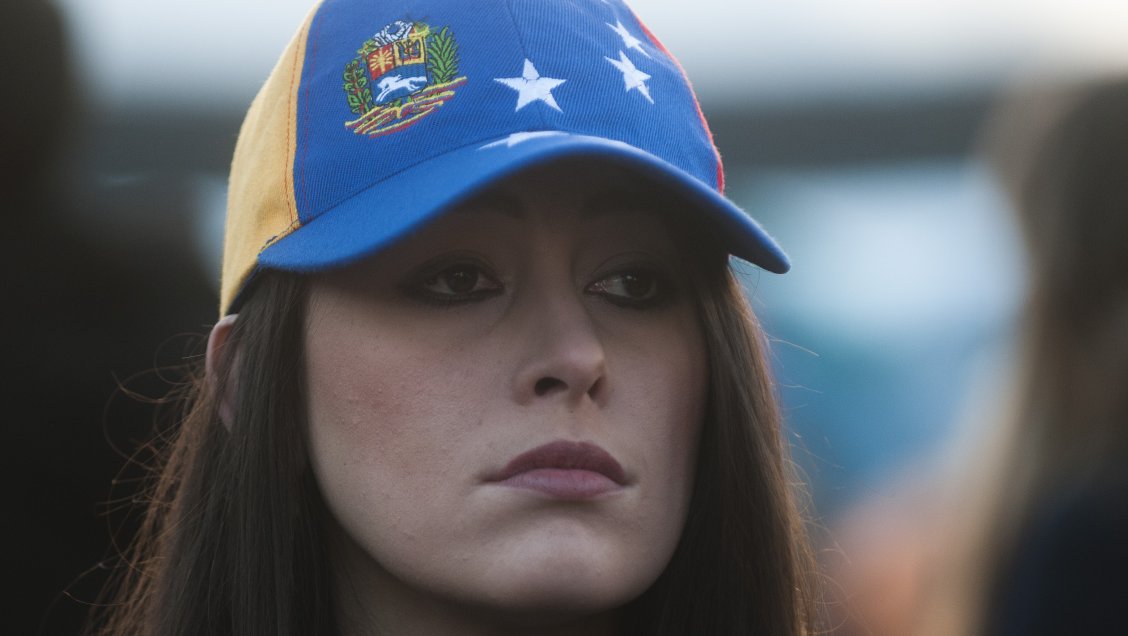 Venezolanos en Chile molestos por cobro de 50 dólares para realizar trámite en su embajada