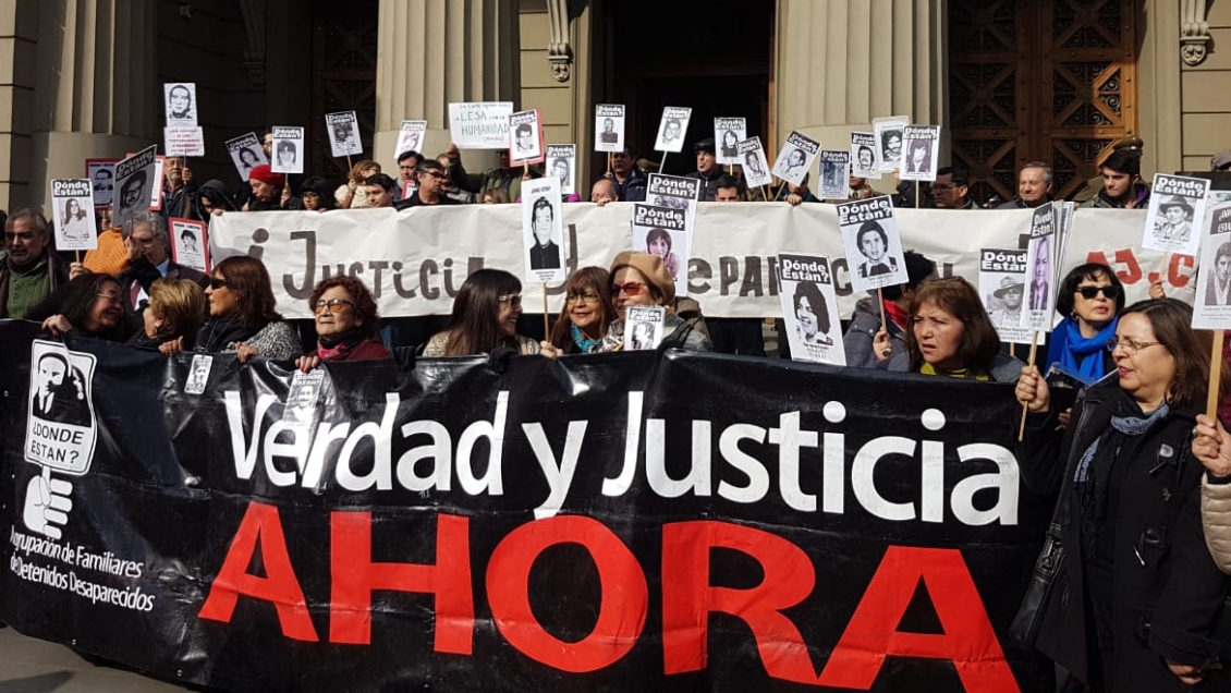 Protesta en Palacio de Tribunales tras libertad a ex agentes de la dictadura