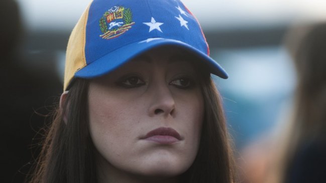 Venezolanos en Chile molestos por cobro de 50 dólares para realizar trámite en su embajada