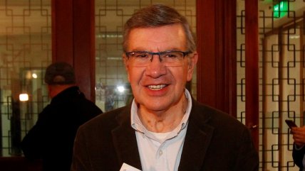   Joaquín Lavín entrega folletos para evitar 