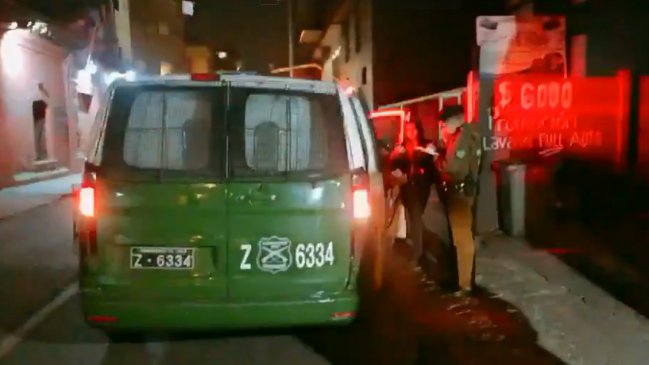 Investigan violento robo de vehículo en pleno centro de Santiago