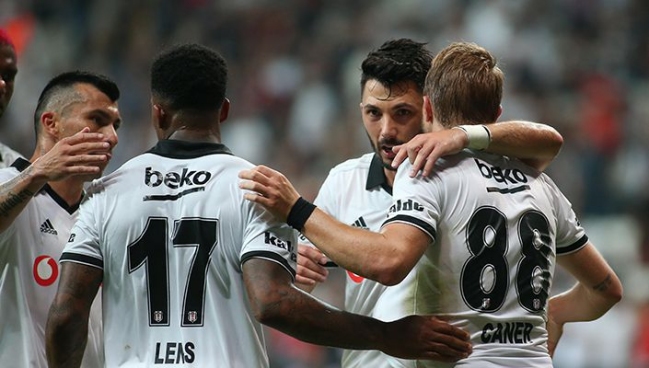 Besiktas de Gary Medel avanzó con gran goleada en la fase previa de la Europa League