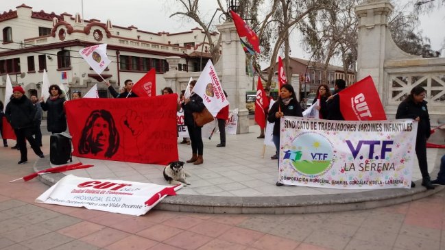 Dirigentes de la ANEF y la CUT realizaron un banderazo en La Serena