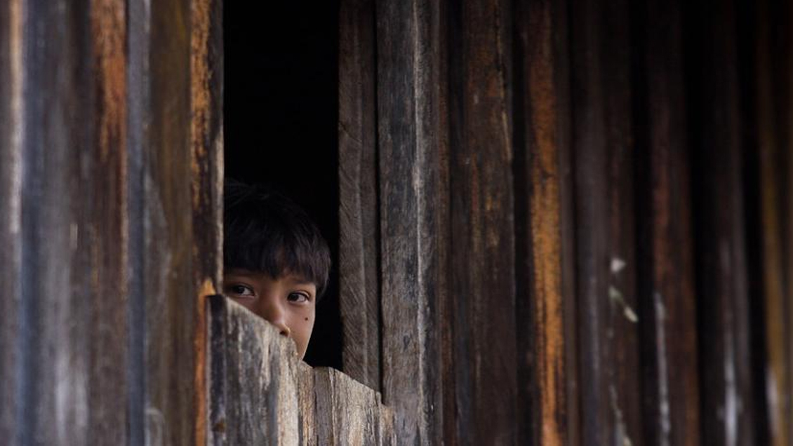 Inhabilitan a profesora por agredir verbalmente a niño indígena que luego se suicidó