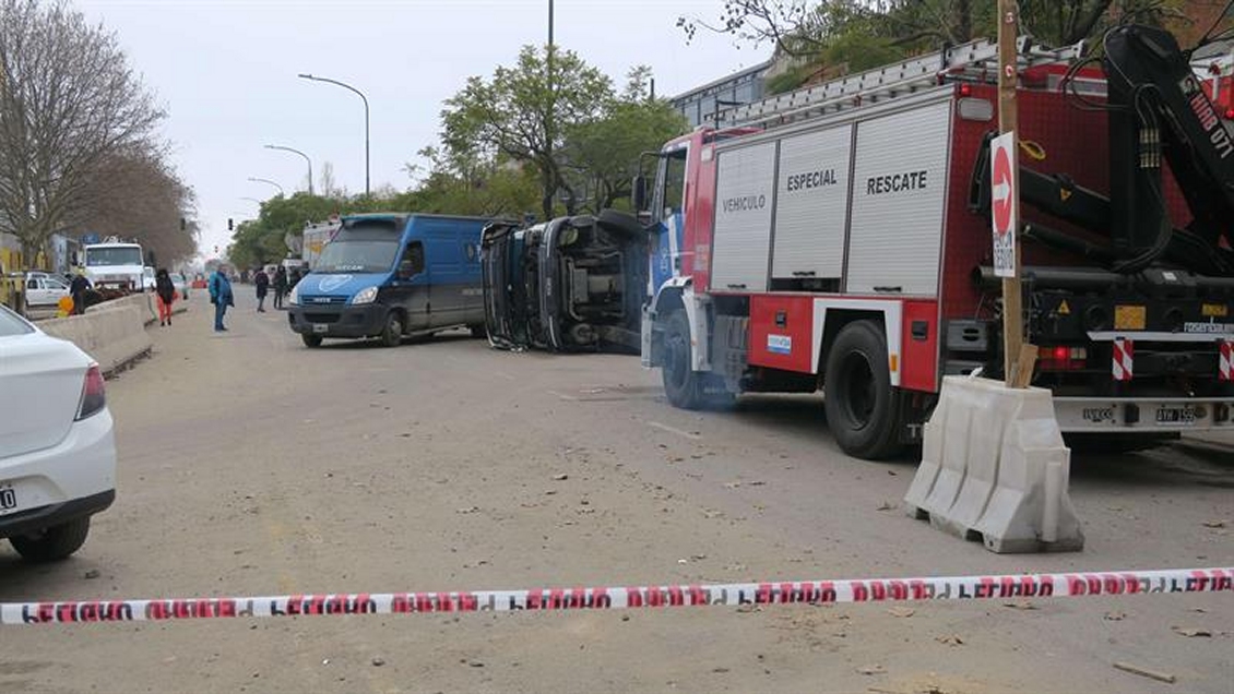 Recolector de basura murió tras choque entre su camión y una grúa en Argentina