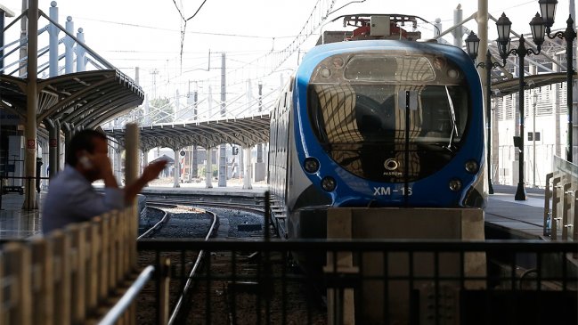 Pasajeros reclaman por problemas en servicio del Metrotren en Nos