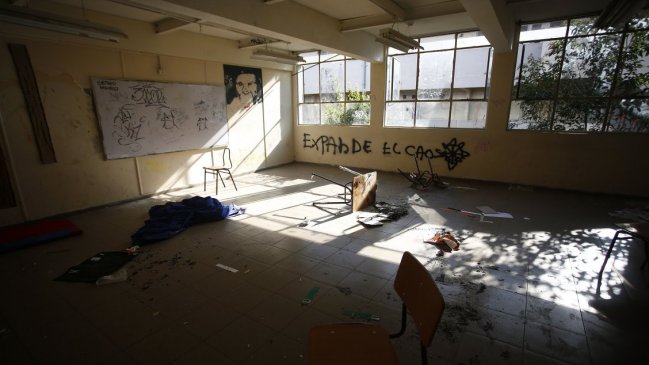 Hombre intentó robar en el Liceo Amunátegui, pero quedó encerrado en una sala