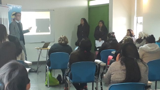 Enseñan servicios bancarios a 30 emprendedoras de Alto Hospicio