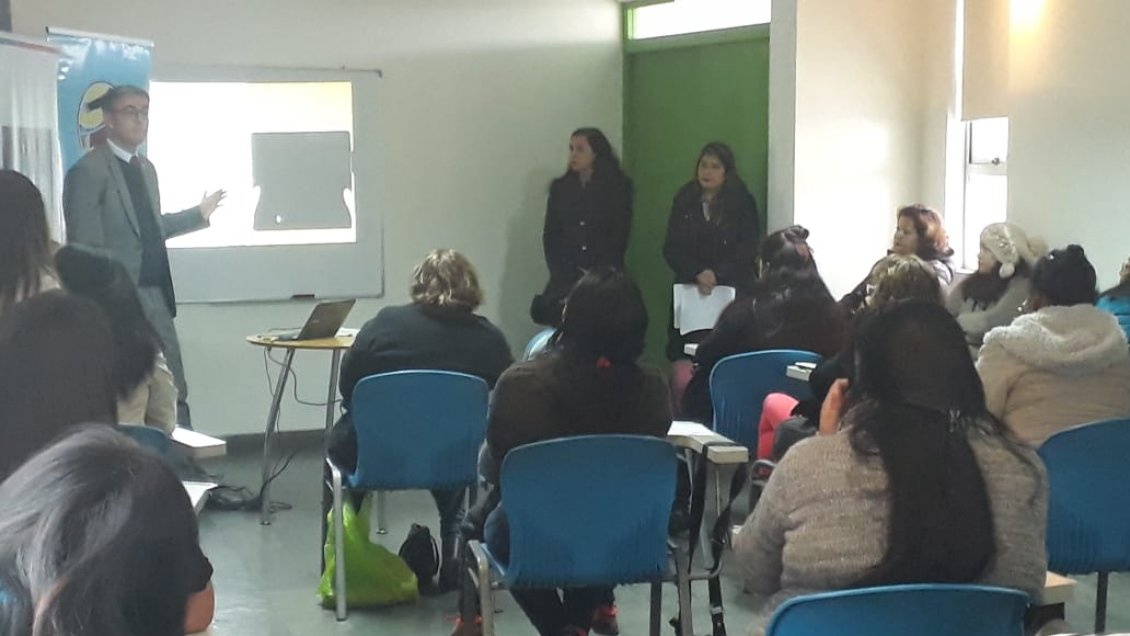 Enseñan servicios bancarios a 30 emprendedoras de Alto Hospicio