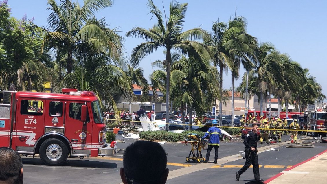 Al menos cinco fallecidos tras estrellarse avioneta en centro comercial de California