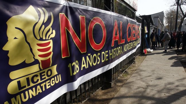 Estudiantes del Liceo Amunátegui vuelven a clases este lunes