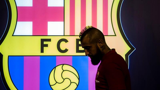 Arturo Vidal llegó a España y lució el escudo de FC Barcelona