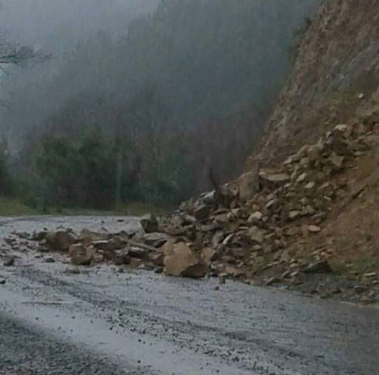 Araucanía: Sistema frontal provocó deslizamientos de tierra y desborde de un río en Toltén