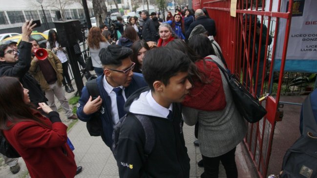 Alumnos del Liceo Amunátegui volvieron a clases en otro establecimiento