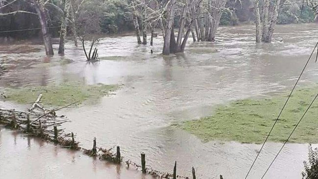 Vecinos denuncian estar aislados desde el viernes por desborde de río Tirúa