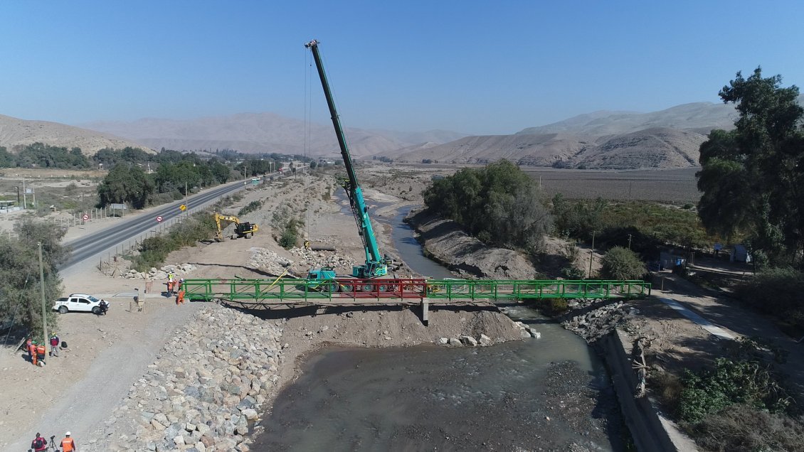 Tierra Amarilla: Reinstalaron pasarela dañada por aluvión