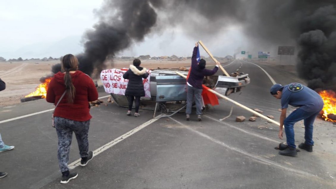 Exigen soluciones habitacionales: Vecinos de Caleta San Marcos protestaron con barricadas al sur de Iquique