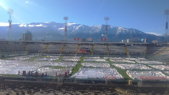 Así cuidó Colo Colo la cancha del Estadio Monumental para duelo ante Corinthians