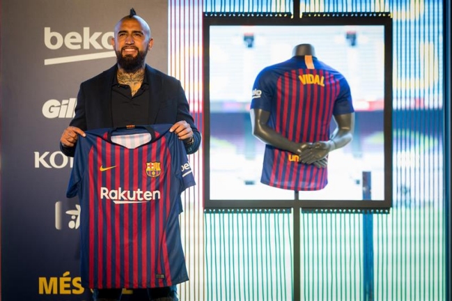 ¿Ya tiene número? Vidal y su hijo dieron luces de la camiseta que usará en FC Barcelona