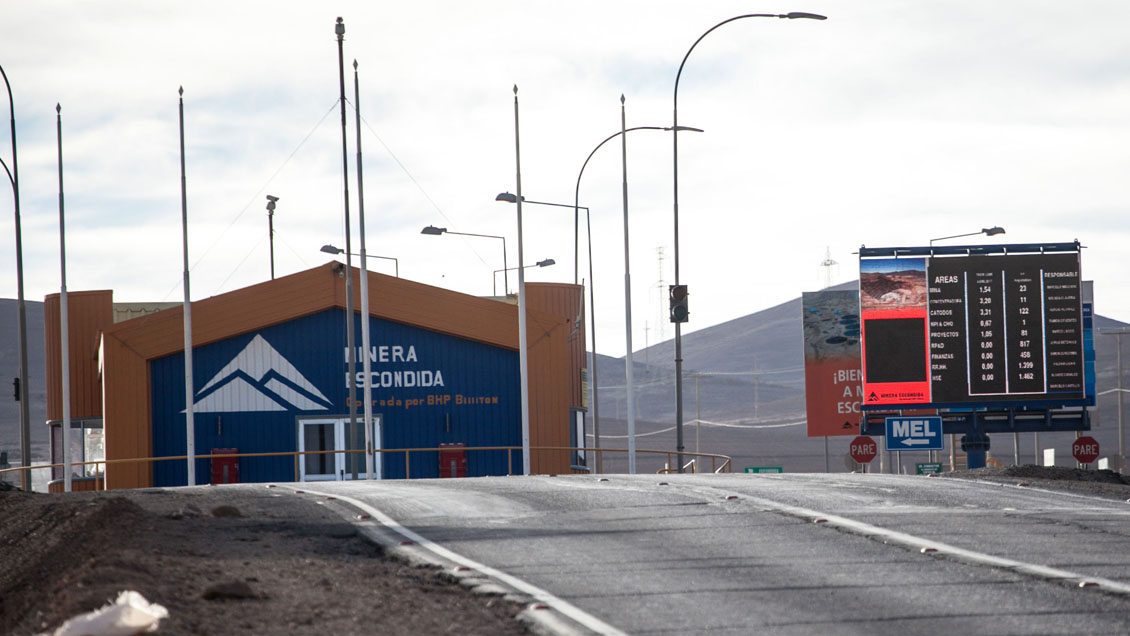 Minera Escondida y trabajadores se reúnen esta tarde en primer día de mediación