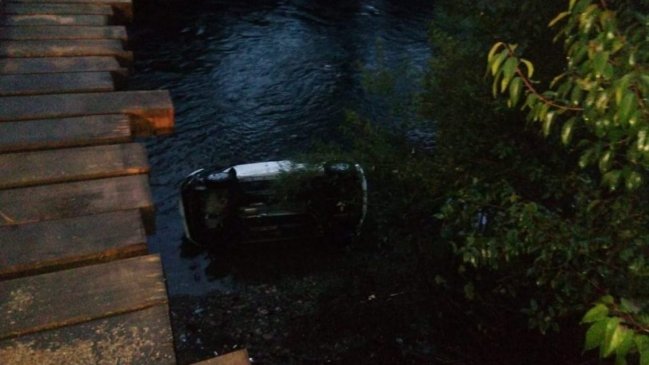 La Araucanía: Caída de vehículo a río dejó dos fallecidos en Pucón