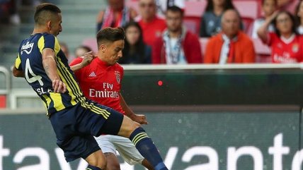   Nicolás Castillo y Mauricio Isla se enfrentaron por la Champions League 