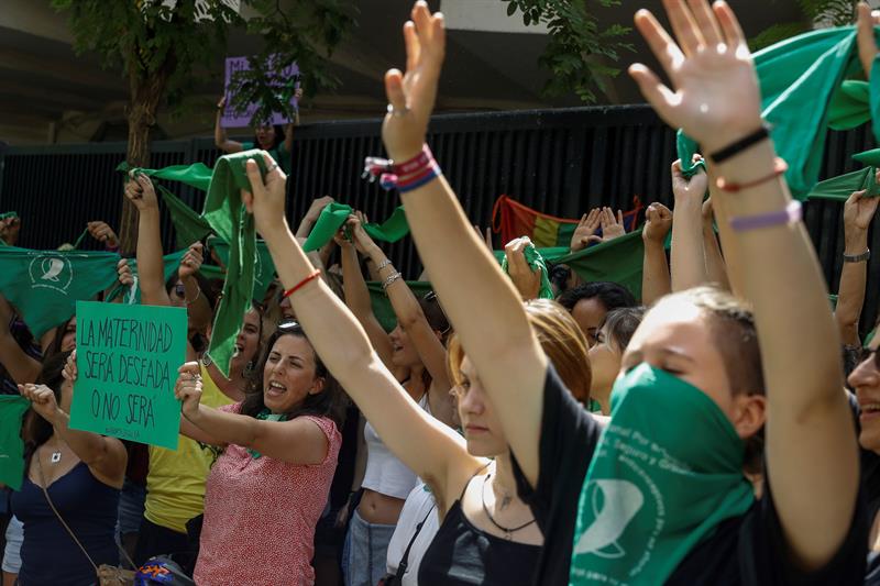 Senado argentino debate legalizar el aborto libre rodeado de miles de mujeres