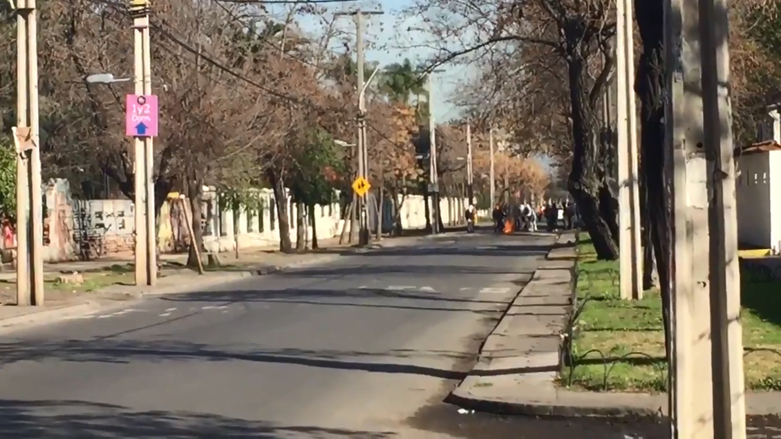 Incidentes se registran en las afueras de liceos INBA y Darío Salas