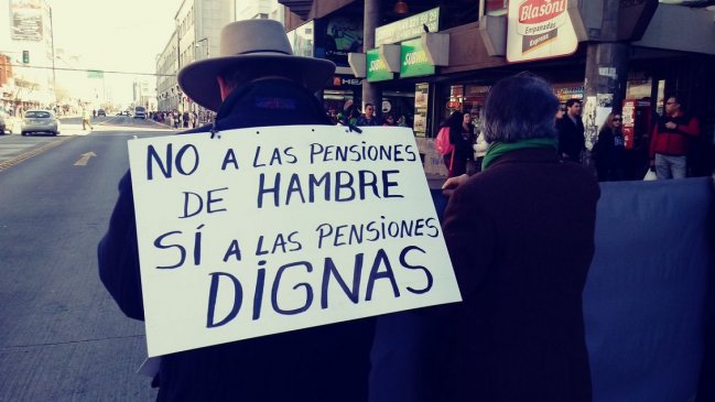 Profesores marcharon en Concepción para exigir el pago de la deuda histórica