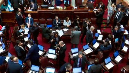   Pañuelos verdes y azules tiñen los alrededores del Congreso argentino: Senado debate ley de aborto 