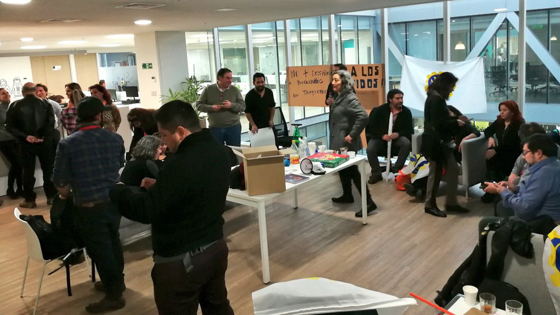 Funcionarios de Fosis se tomaron el Ministerio de Desarrollo Social en protesta por despidos