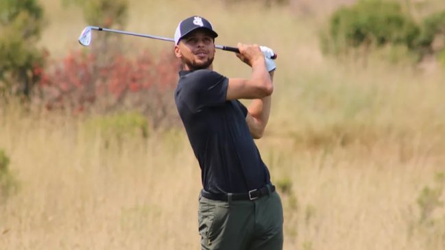  Curry se lució en el arranque del torneo de golf de Hayward  