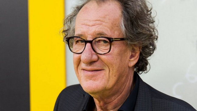 Actriz aseguró en declaración escrita que Rush le tocó los pechos