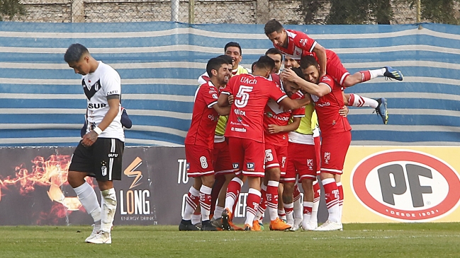 Santiago Morning dejó escapar el liderato ante un Deportes Valdivia que se acercó a la parte alta