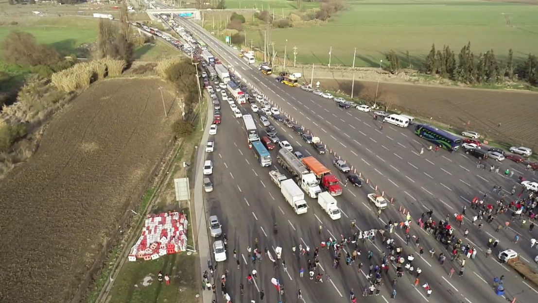 Taco kilométrico en ruta 5 norte por manifestación en Llay Llay