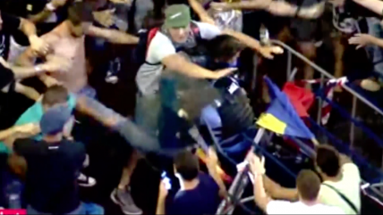   Rumania: Turba propinó brutal golpiza a mujer policía en protesta anti corrupción 