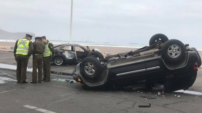 Arica: Colisión dejó a un auto en llamas y otro volcado en sector de playa Las Machas