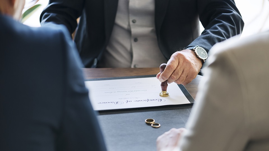 China intenta frenar los divorcios con "períodos de enfriamiento