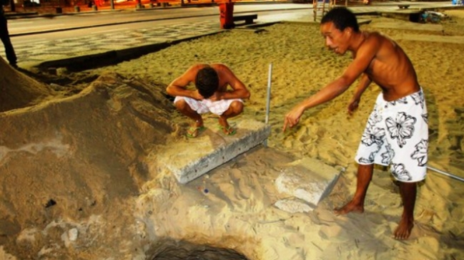 Hombre hizo un hoyo en la arena y murió dramáticamente