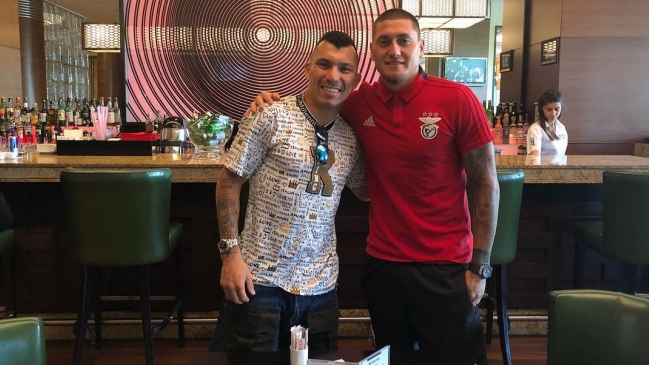 Gary Medel visitó a Nicolás Castillo y le deseó éxito en el duelo de Benfica por la Champions